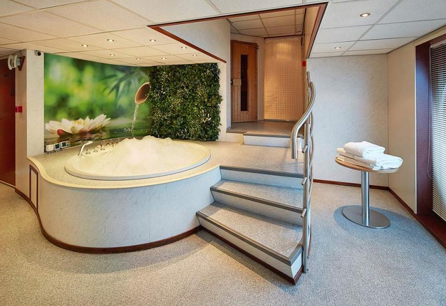 Der Wellnessbereich mit Sauna und Whirlpool lädt zum Entspannen und Abschalten ein.