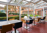Der helle Wintergarten bietet den idealen Rahmen für entspannte Stunden und ein genussvolles Frühstück.