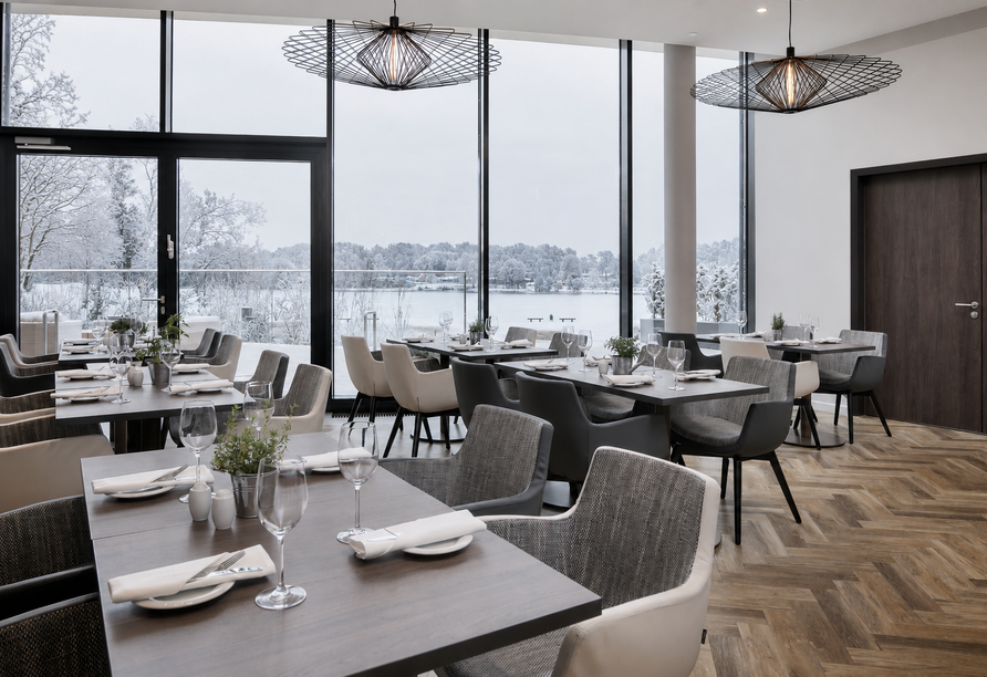 Das Restaurant begeistert mit kulinarischen Köstlichkeiten und einem herrlichen Blick auf den Allersee.