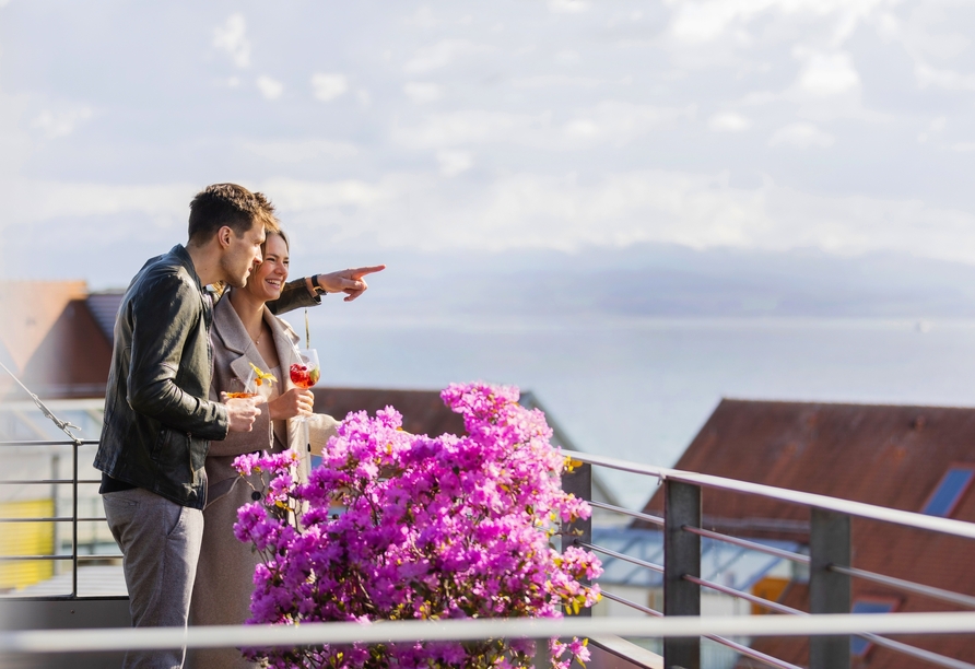 Die Dachterrasse bietet den perfekten Platz für entspannte Momente mit herrlicher Aussicht.