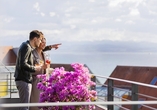 Die Dachterrasse bietet den perfekten Platz für entspannte Momente mit herrlicher Aussicht.