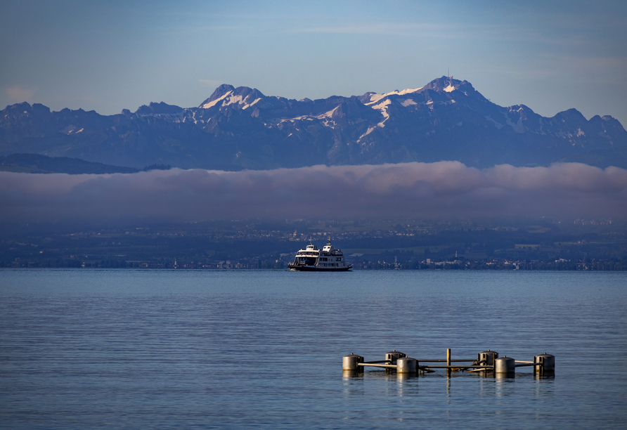 Der Bodensee begeistert mit herrlichen Ausblicken bis zu den Alpen.