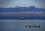 Der Bodensee begeistert mit herrlichen Ausblicken bis zu den Alpen.