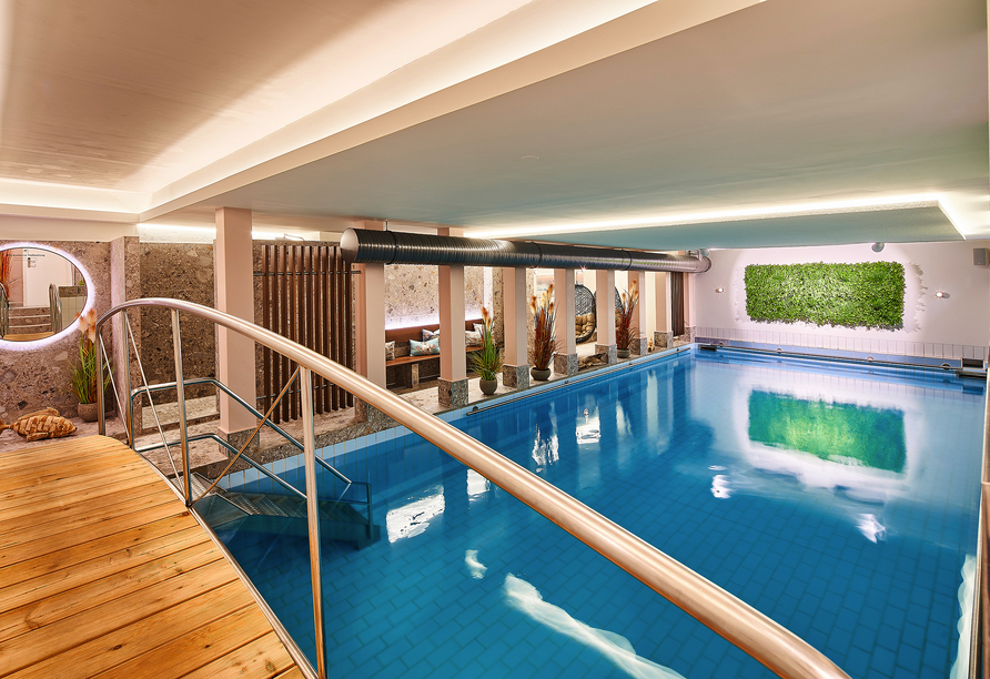 Das Hallenbad sorgt für entspannte Wohlfühlmomente zu jeder Jahreszeit.