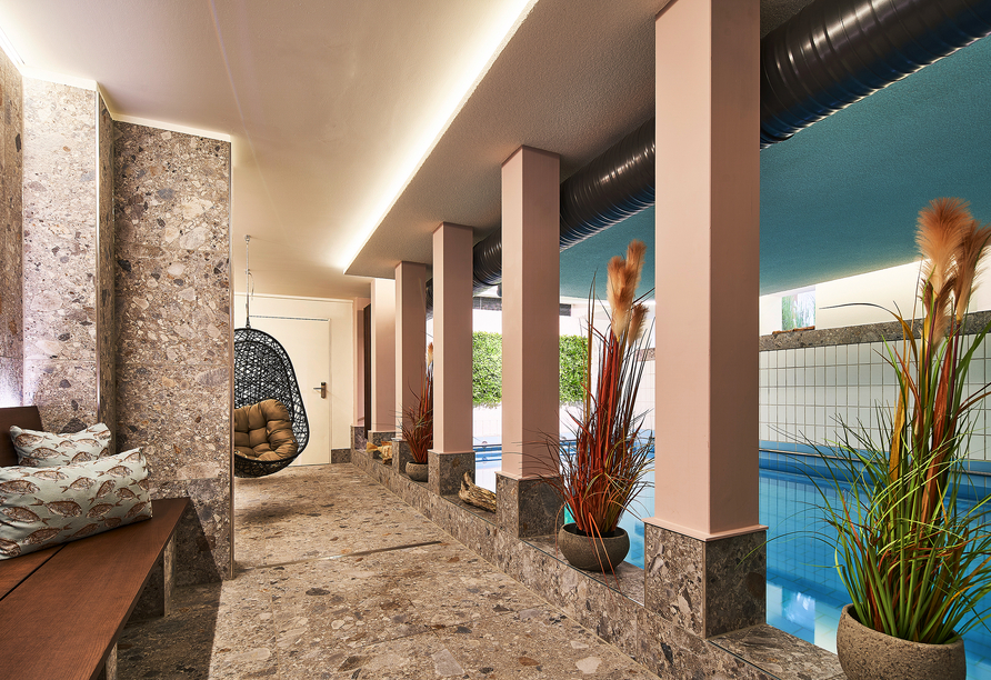 Der 550 m² große Wellnessbereich lädt zu erholsamen Stunden im Hallenbad ein.