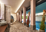 Der 550 m² große Wellnessbereich lädt zu erholsamen Stunden im Hallenbad ein.