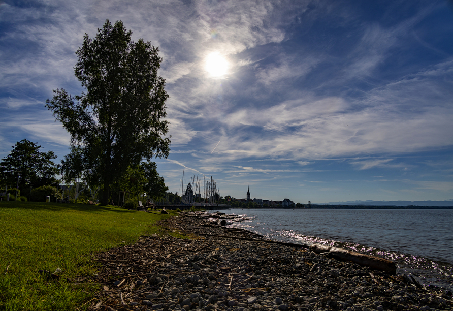 Die Uferpromenade von Friedrichshafen lädt zu entspannten Spaziergängen am Bodensee ein.