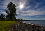 Die Uferpromenade von Friedrichshafen lädt zu entspannten Spaziergängen am Bodensee ein.