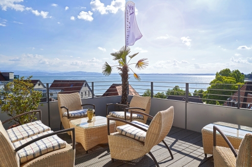 Die Dachterrasse begeistert mit einem herrlichen Ausblick über Friedrichshafen bis hin zu den Alpen.