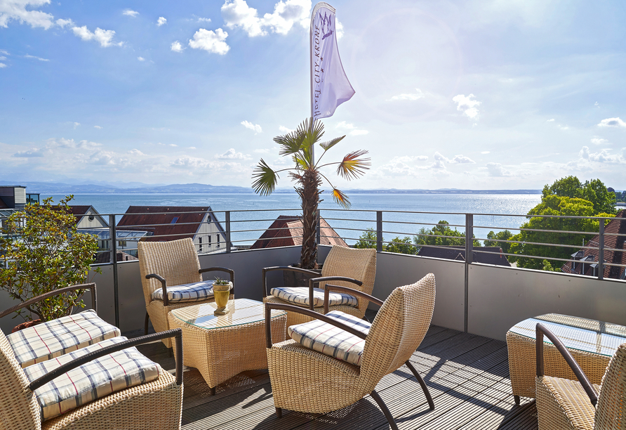 Die Dachterrasse begeistert mit einem herrlichen Ausblick über Friedrichshafen bis hin zu den Alpen.