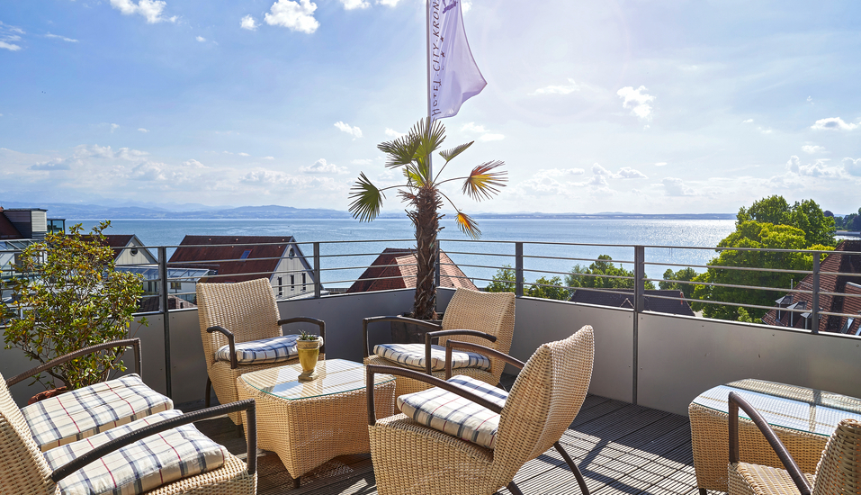 Die Dachterrasse begeistert mit einem herrlichen Ausblick über Friedrichshafen bis hin zu den Alpen.