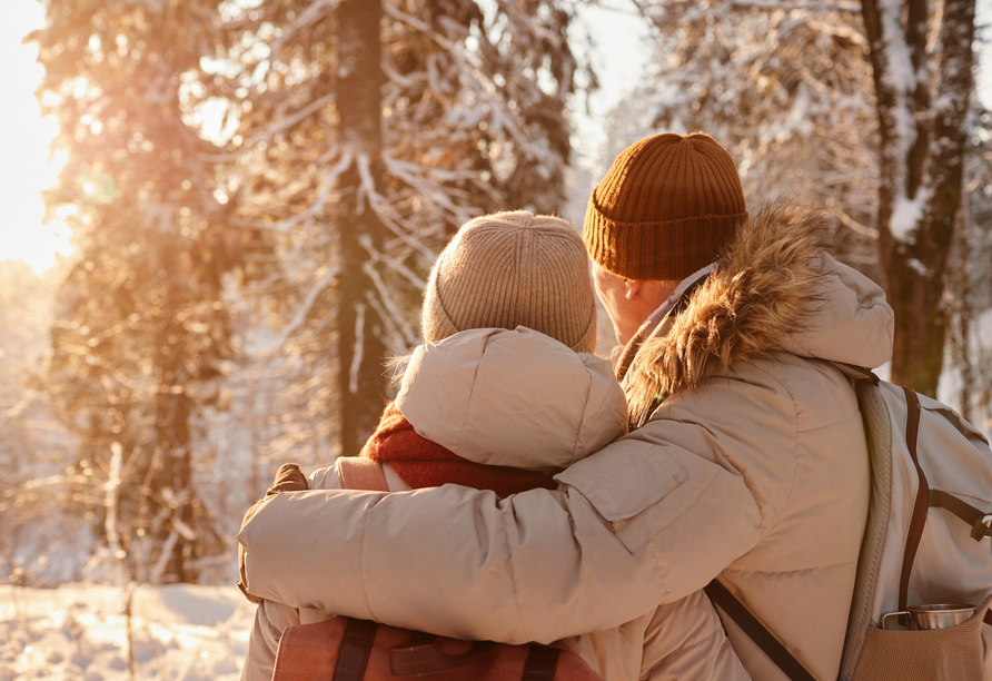 Die winterliche Landschaft lädt zu entspannten Spaziergängen und Wanderungen ein.