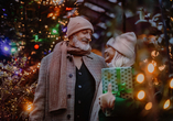 Entdecken Sie die festlich geschmückten Gassen bei einem gemütlichen Weihnachtseinkauf.