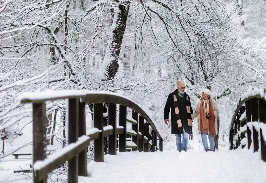 Verschneite Landschaften laden zu gemütlichen Winterspaziergängen zu zweit ein.