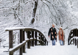 Verschneite Landschaften laden zu gemütlichen Winterspaziergängen zu zweit ein.