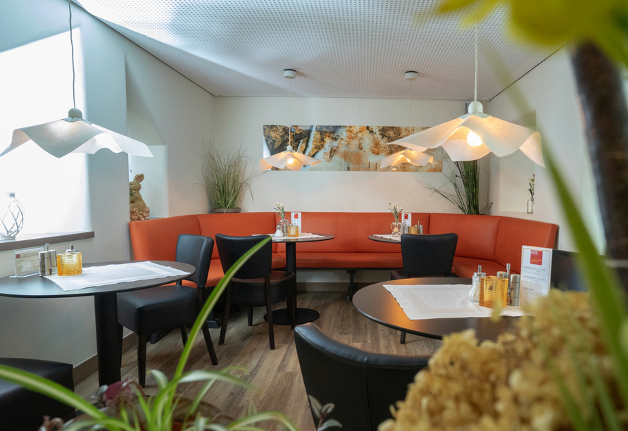 Das Restaurant verwöhnt Sie mit regionalen und saisonalen Spezialitäten.