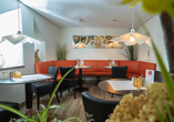 Das Restaurant verwöhnt Sie mit regionalen und saisonalen Spezialitäten.