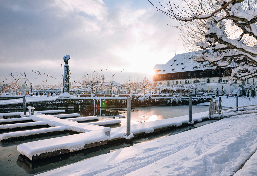 Der winterliche Hafen von Konstanz begeistert mit besonderem Charme.