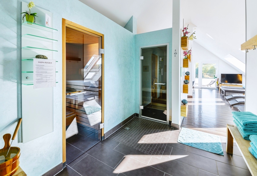 Die moderne Sauna bietet wohltuende Wärme und entspannte Wohlfühlmomente.