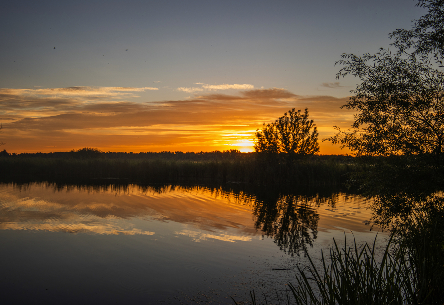 Genießen Sie den Sonnenuntergang am See.