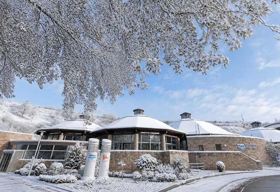 Die Außenansicht der Therme verspricht erholsame Wellnessmomente.