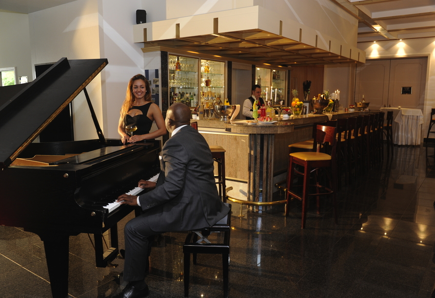 Die stilvolle Bar mit Piano lädt zu gemütlichen Abendstunden ein.