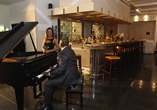 Die stilvolle Bar mit Piano lädt zu gemütlichen Abendstunden ein.