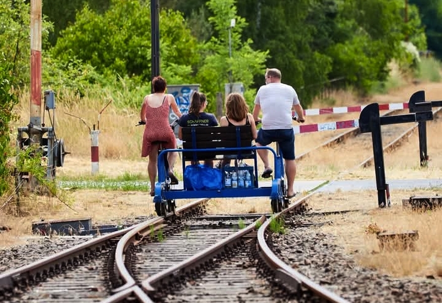Mit der Fahrraddraisine Zossen–Jänickendorf erwartet Sie ein außergewöhnliches Freizeiterlebnis.