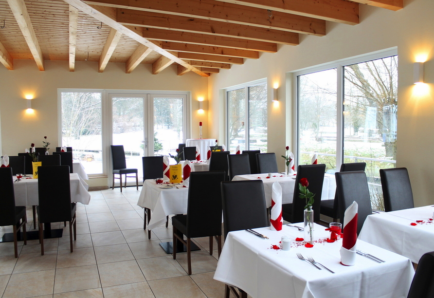Das Restaurant verwöhnt Sie mit regionalen und saisonalen Köstlichkeiten.