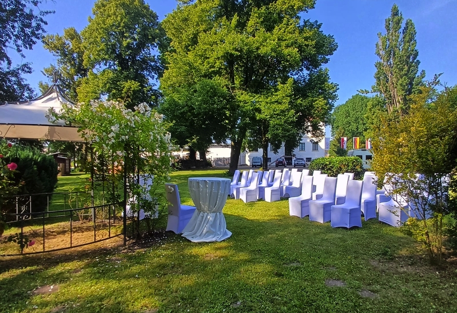 Der liebevoll angelegte Garten lädt zum Verweilen und Entspannen ein.