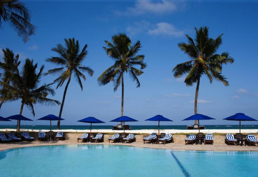 Genießen Sie die Sonne am Strand des Jacaranda Beach Resorts.