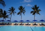 Genießen Sie die Sonne am Strand des Jacaranda Beach Resorts.