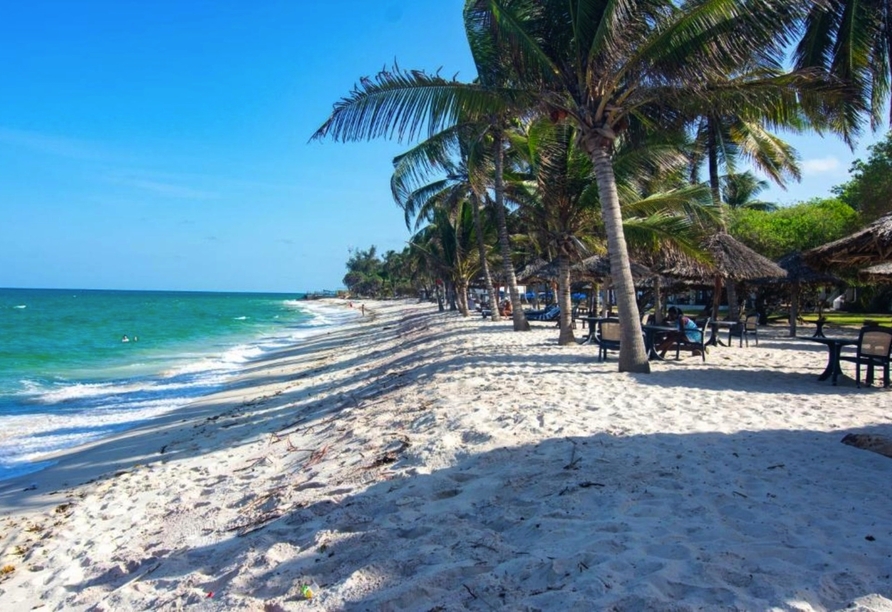 Der traumhafte Strand des Jacaranda Beach Resort verspricht Erholung pur.