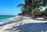 Der traumhafte Strand des Jacaranda Beach Resort verspricht Erholung pur.