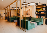 Die gemütliche Hotellobby heißt Sie herzlich willkommen.