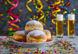 Berliner, Kreppel oder Krapfen – sie schmecken immer gut! Passend dazu ein kühles Kölsch und die Karnevalssaison kann beginnen.