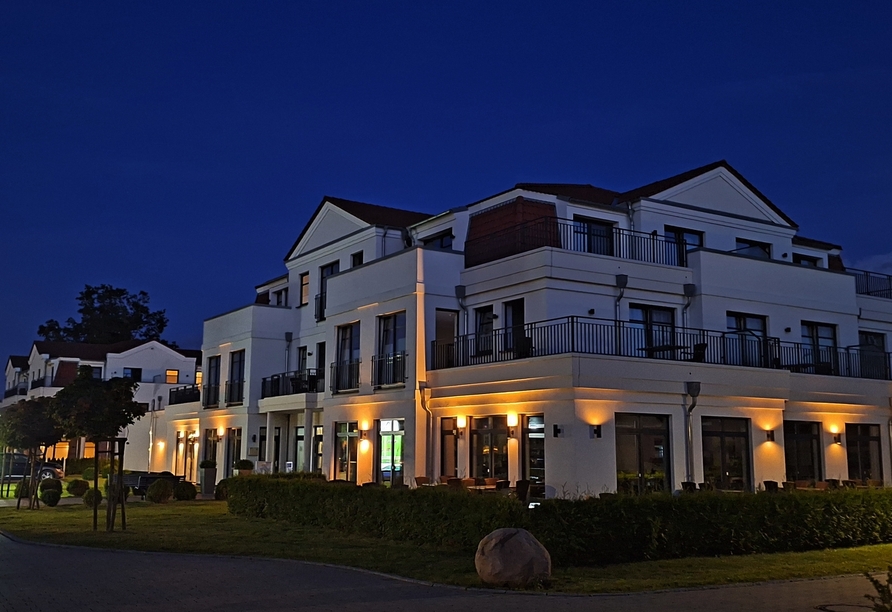 Das Hotel präsentiert sich am Abend in stimmungsvollem Ambiente.