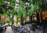 Im idyllischen Außenbereich des Restaurants verweilen Sie in schöner Atmosphäre.