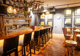Die gemütliche Bar lädt zum Verweilen ein.