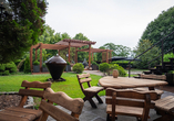 Der großzügige Gartenbereich des Hotels
