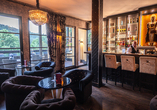 Nehmen Sie Platz an der Bar.