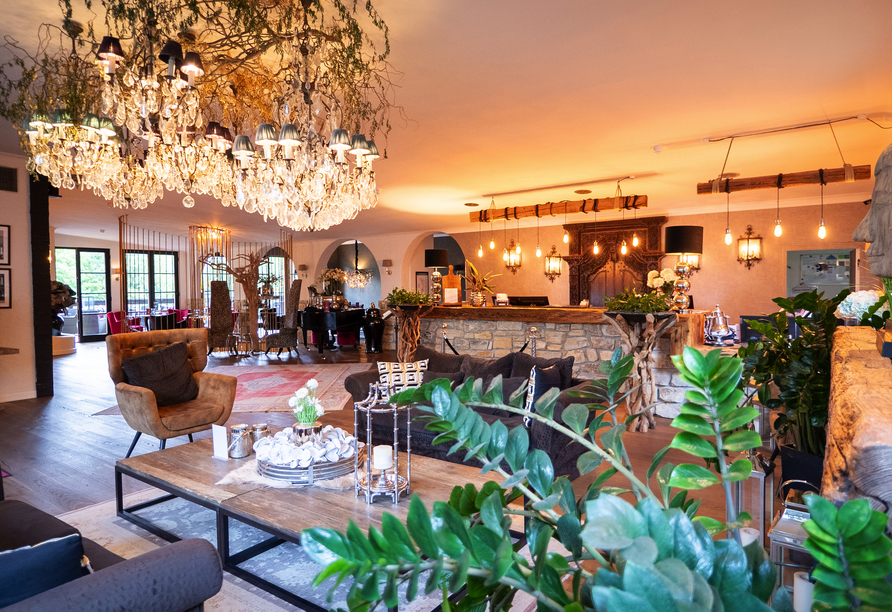 Die einladende Lobby des Parkhotels Luise in Bad Herrenalb bietet Ihnen zahlreiche gemütliche Sitzecken.