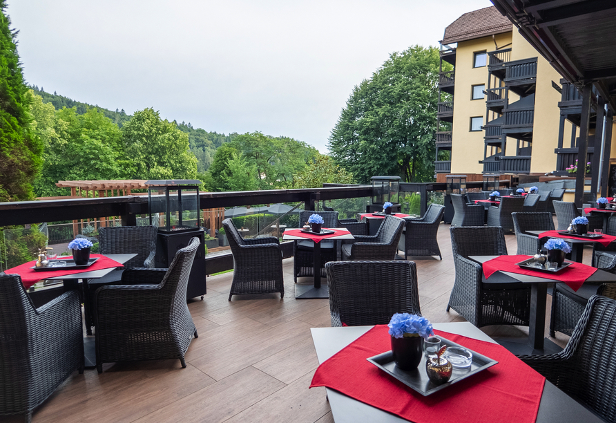 Genießen Sie erholsame Stunden auf der Terrasse des Parkhotels Luise in Bad Herrenalb.