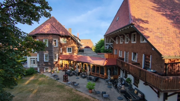 Der schöne Außenbereich im Hotel Der Hirschen lädt zu erholsamen Momenten ein.