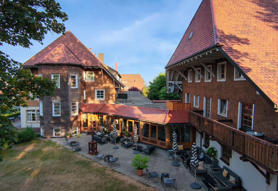 Der schöne Außenbereich im Hotel Der Hirschen lädt zu erholsamen Momenten ein.