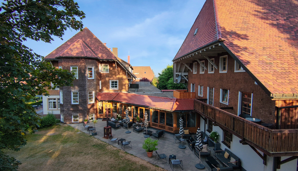 Der schöne Außenbereich im Hotel Der Hirschen lädt zu erholsamen Momenten ein.