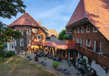 Der schöne Außenbereich im Hotel Der Hirschen lädt zu erholsamen Momenten ein.