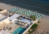 Ihr Urlaubshotel begrüßt Sie direkt am Strand.