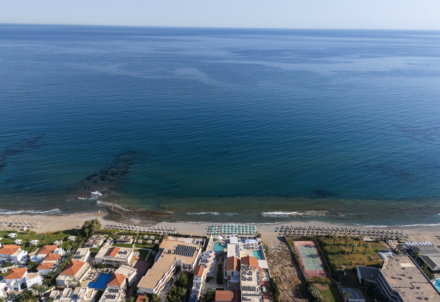 Panoramaansicht des Hotels und des Meeres