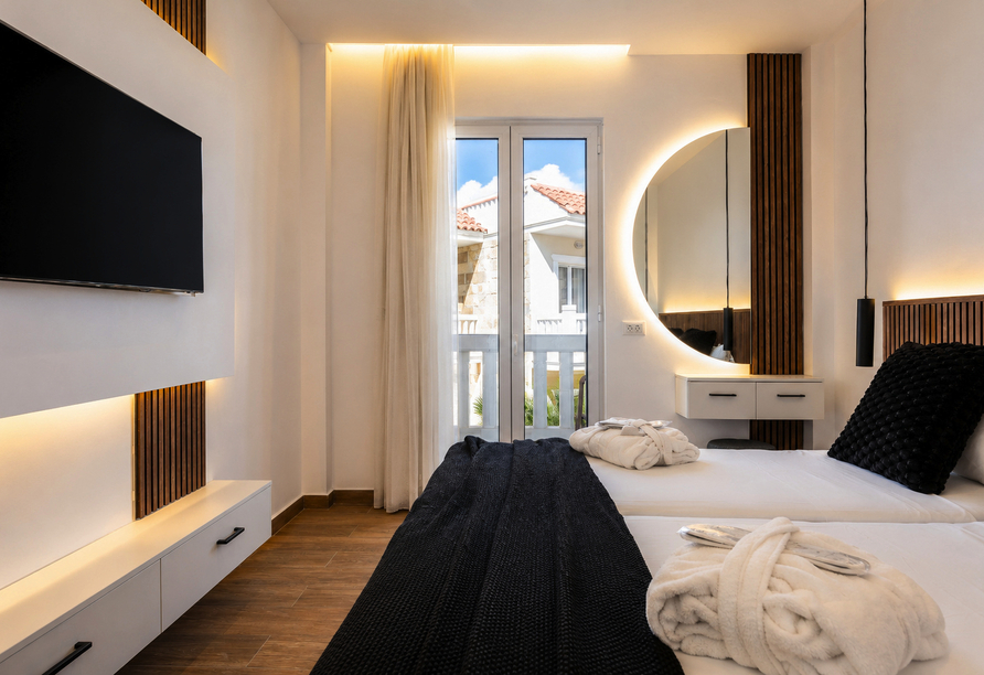 Beispiel eines Doppelzimmers Deluxe mit seitlichem Meerblick